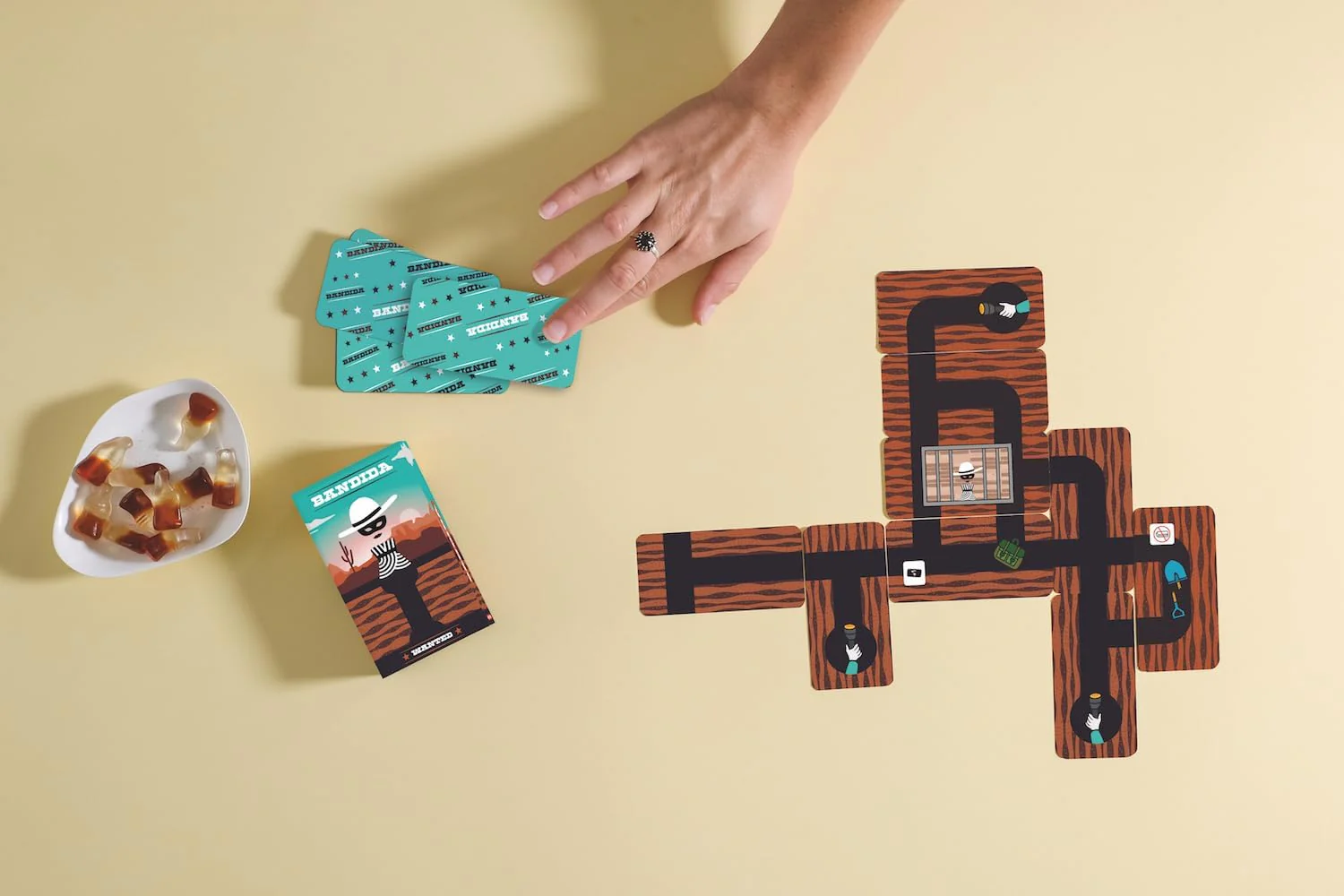 Bandida Pocket Game | Cooperative Card Game | Helvetiq - Image 2