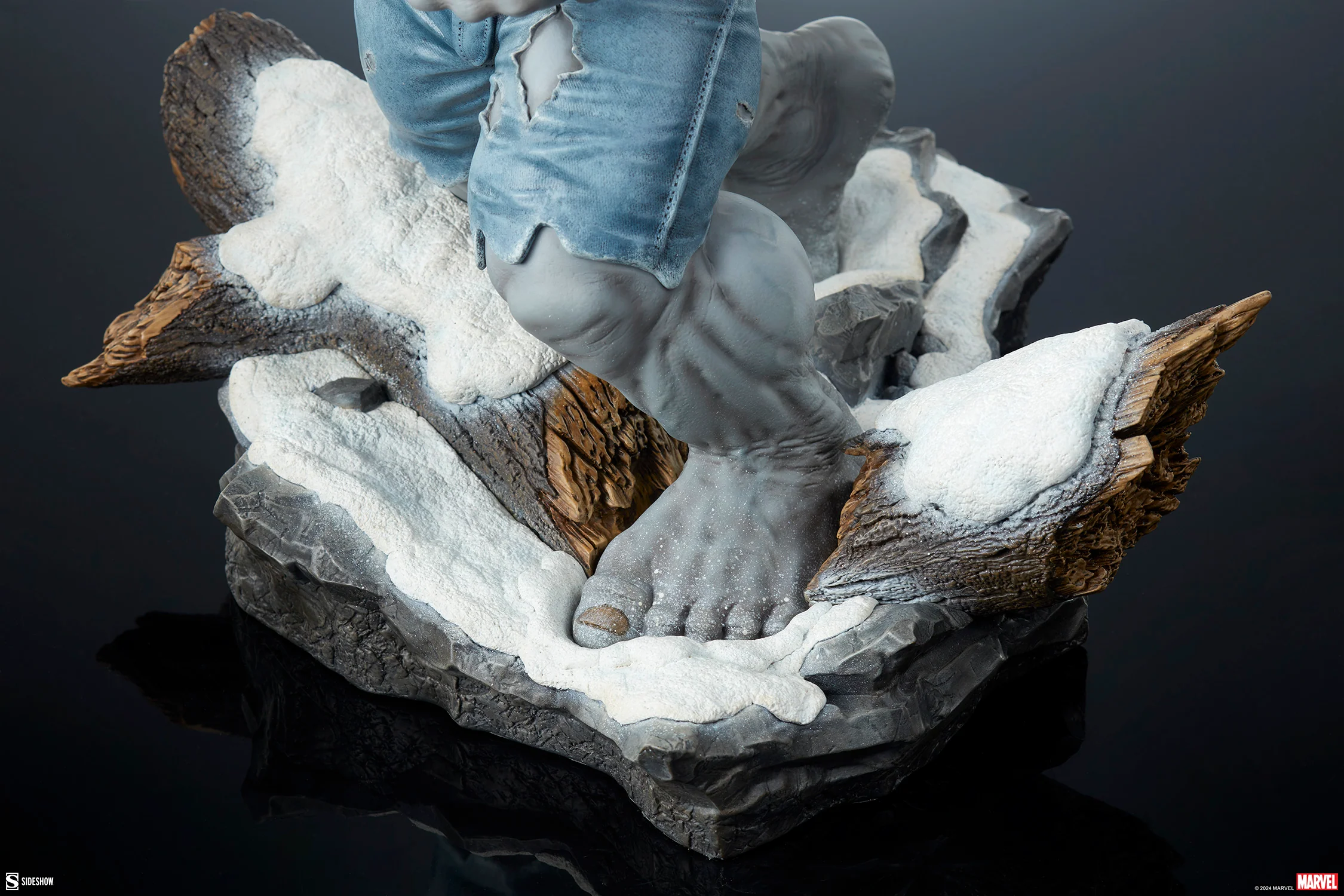 [PREORDER] Grey Hulk vs Wolverine Maquette - Image 12