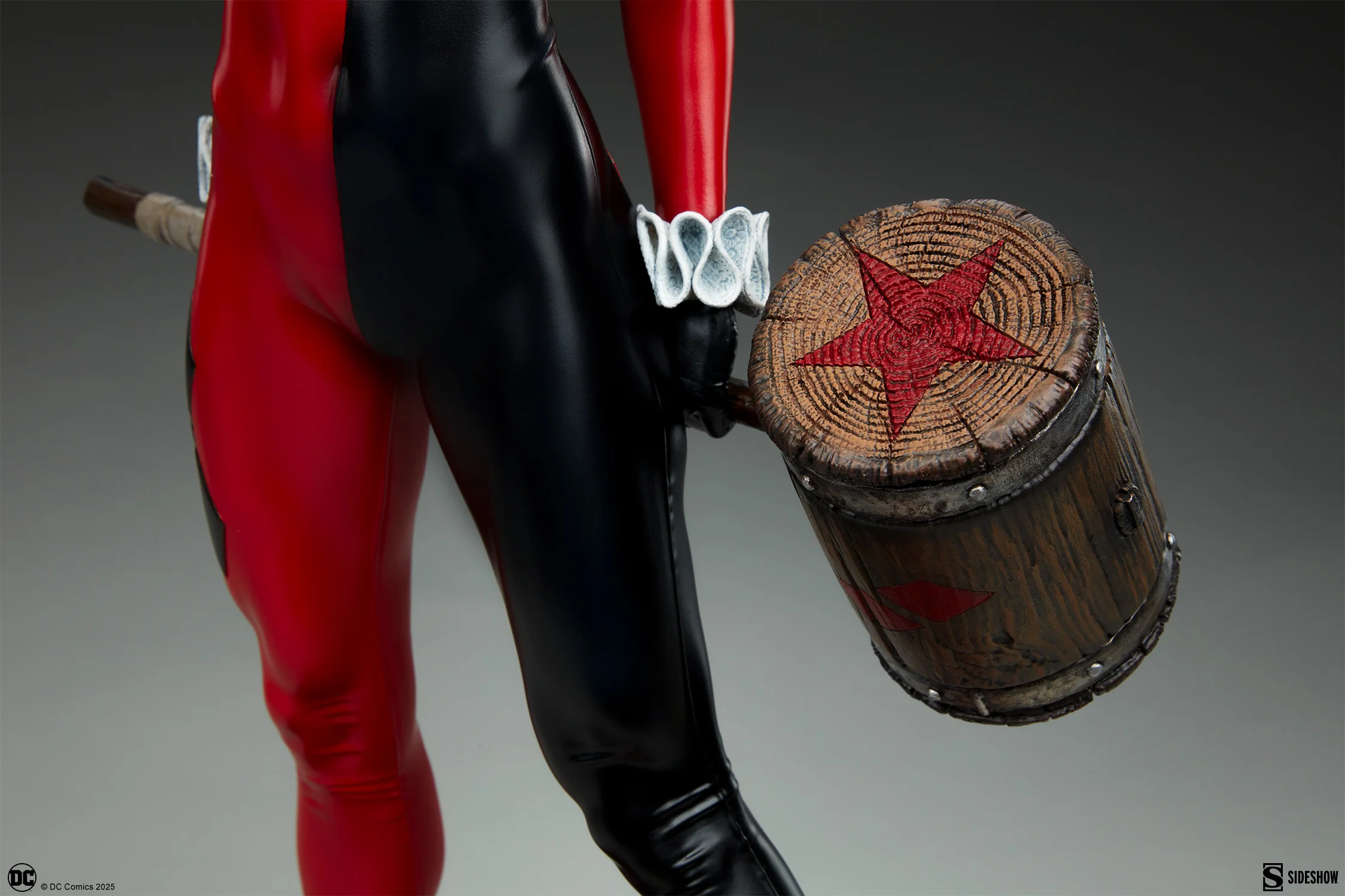 [PREORDER] Harley Quinn™ Premium Format™ Figure - Image 11