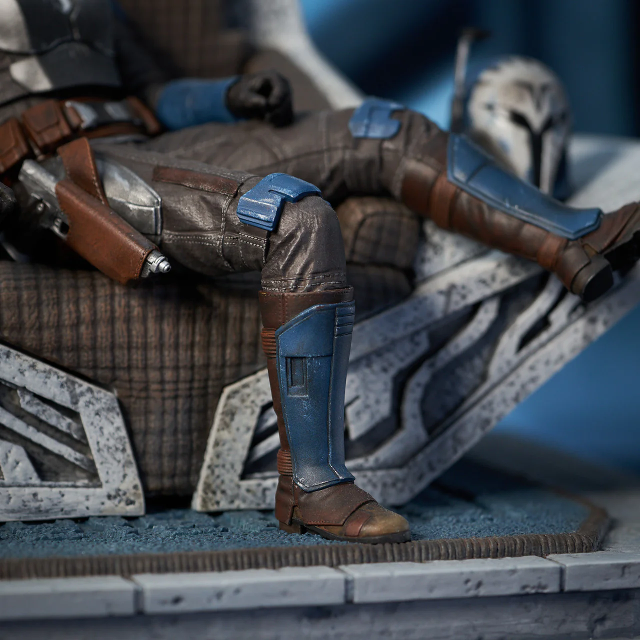 Star Wars: The Mandalorian - Bo-Katan Kryze on Throne Premier Collection Statue - Image 13